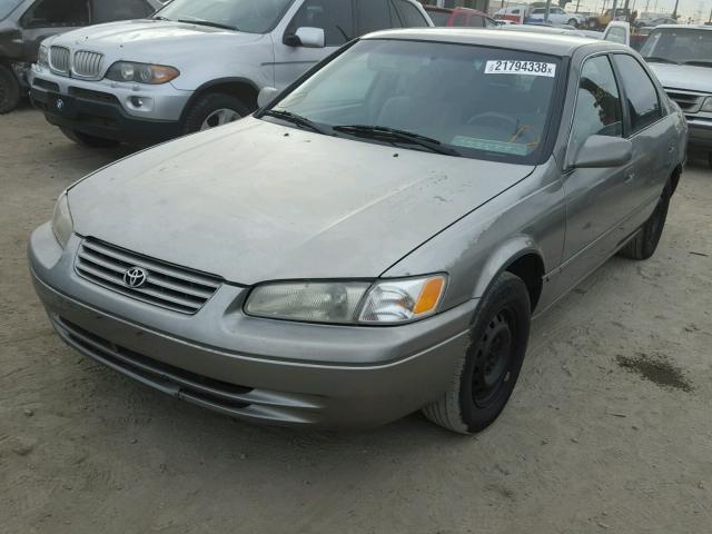 4T1BG22K7WU322632 - 1998 TOYOTA CAMRY CE TAN photo 2