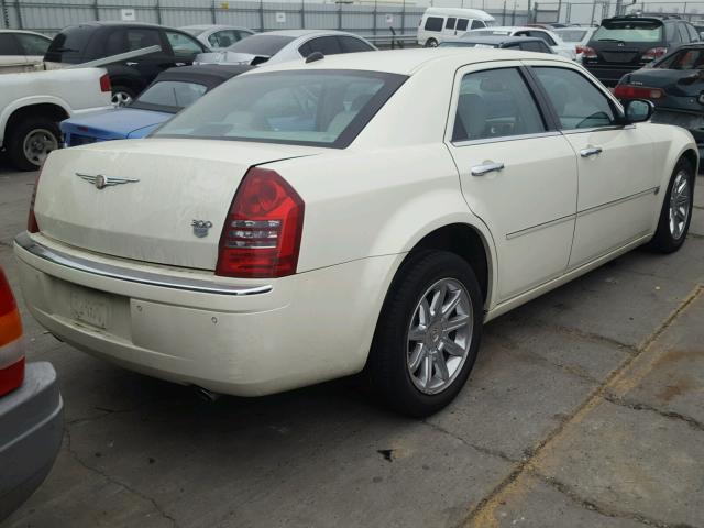 2C3AA63H65H630408 - 2005 CHRYSLER 300C WHITE photo 4