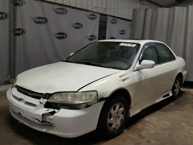 1HGCG5640XA107488 - 1999 HONDA ACCORD LX WHITE photo 2