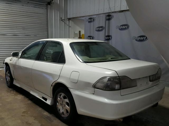 1HGCG5640XA107488 - 1999 HONDA ACCORD LX WHITE photo 3