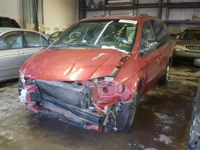 2C4GP44R74R596522 - 2004 CHRYSLER TOWN & COU RED photo 2