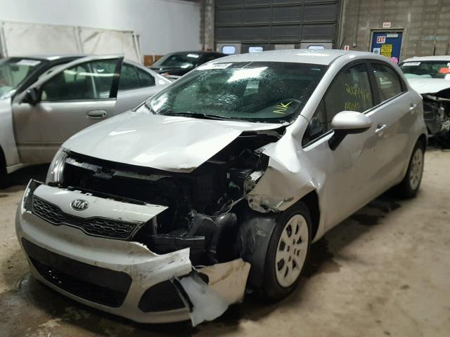 KNADM5A3XE6352404 - 2014 KIA RIO LX Արծաթագույն լուսանկար 2