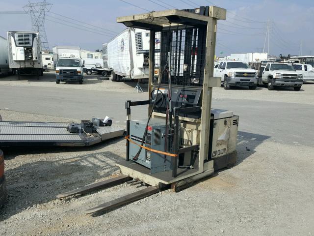 0000000001A120602 - 1992 CROW FORKLIFT TAN photo 2