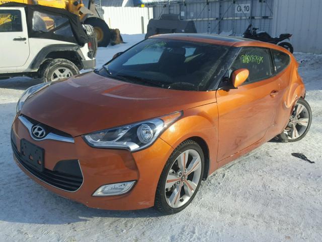 KMHTC6AD2GU302493 - 2016 HYUNDAI VELOSTER B ORANGE photo 2