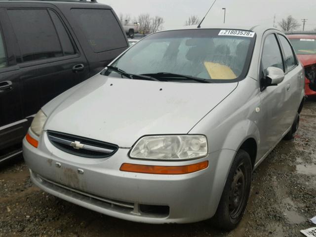 KL1TD52685B433567 - 2005 CHEVROLET AVEO BASE SILVER photo 2