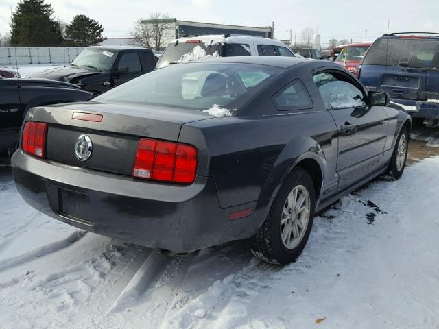 1ZVHT80N985176853 - 2008 FORD MUSTANG GRAY photo 4