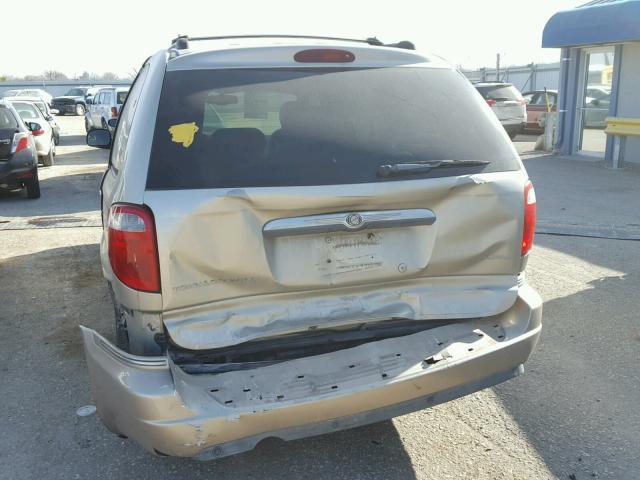 2C4GP54L75R119494 - 2005 CHRYSLER TOWN & COU GOLD photo 9