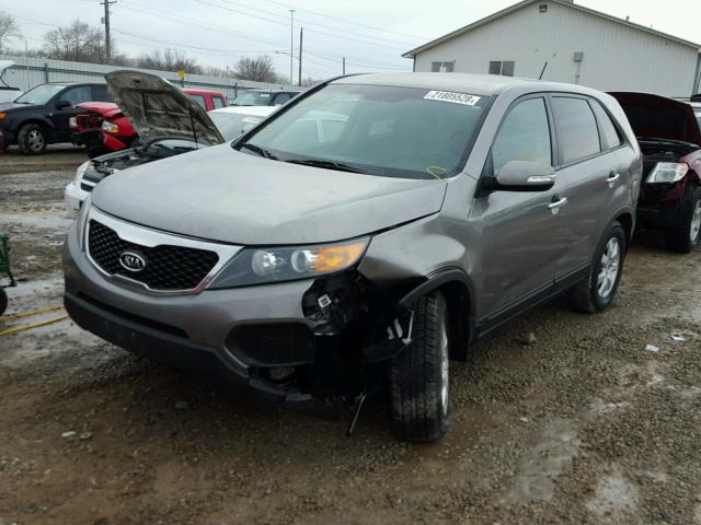 5XYKT3A17CG204785 - 2012 KIA SORENTO BA GRAY photo 2