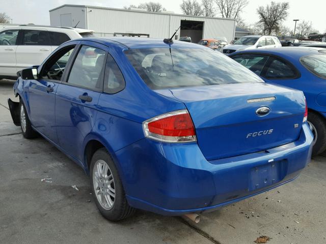 1FAHP3FN8AW111192 - 2010 FORD FOCUS SE BLUE photo 3