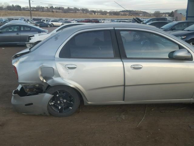 KL1TD52655B437818 - 2005 CHEVROLET AVEO BASE SILVER photo 9