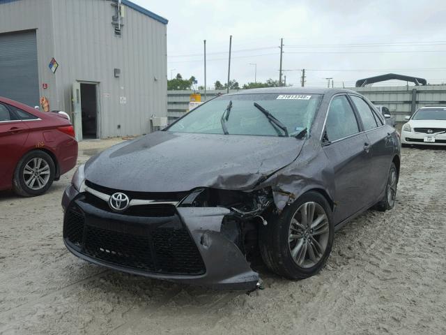 4T1BF1FK0GU536550 - 2016 TOYOTA CAMRY LE GRAY photo 2