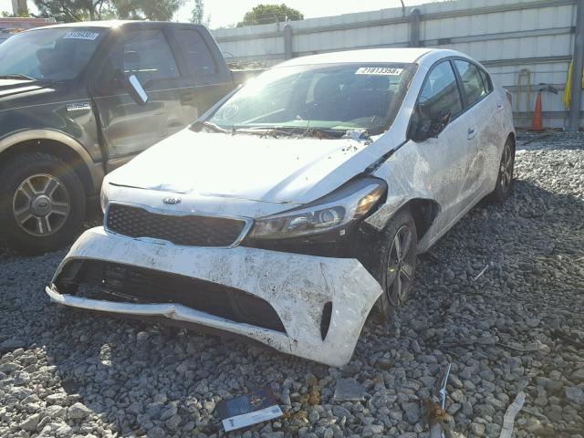 3KPFL4A70JE191142 - 2018 KIA FORTE LX WHITE photo 2