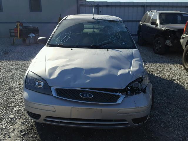 1FAHP34N95W194138 - 2005 FORD FOCUS ZX4 SILVER photo 9