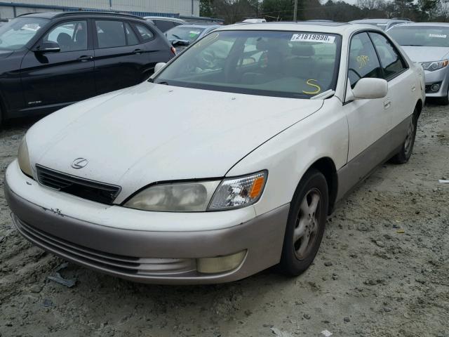 JT8BF28G3W5036070 - 1998 LEXUS ES 300 WHITE photo 2