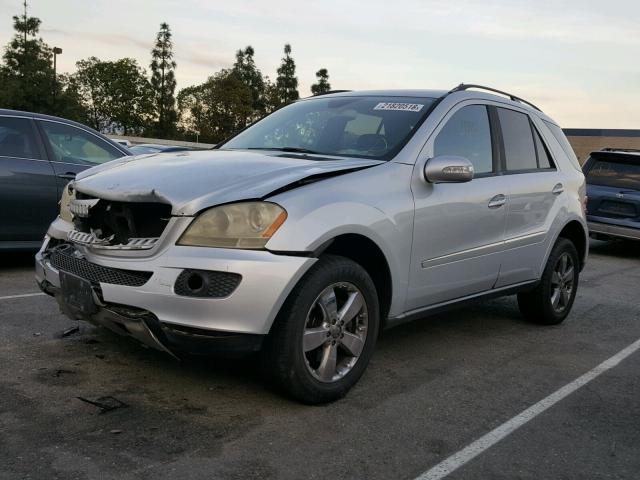 4JGBB75E56A147722 - 2006 MERCEDES-BENZ ML 500 SILVER photo 2