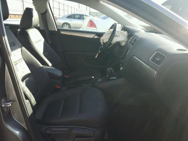 3VWDB7AJ7HM367060 - 2017 VOLKSWAGEN JETTA SE GRAY photo 5