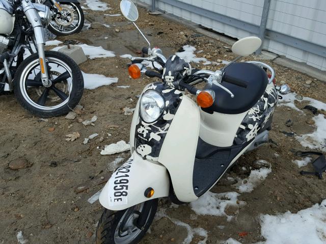 JH2AF60635K100820 - 2005 HONDA CH50 S CREAM photo 2