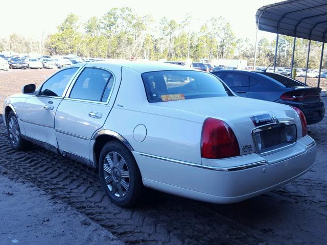 1LNHM83W34Y615943 - 2004 LINCOLN TOWN CAR U WHITE photo 3