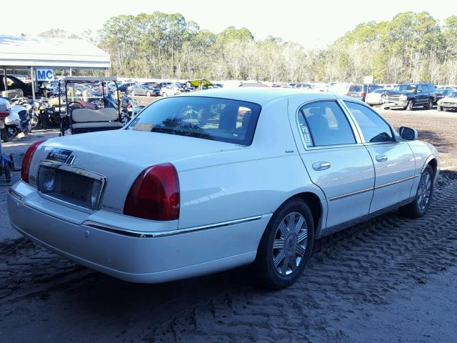 1LNHM83W34Y615943 - 2004 LINCOLN TOWN CAR U WHITE photo 4