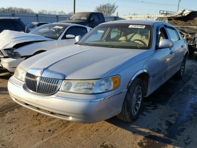 1LNHM82W92Y642806 - 2002 LINCOLN TOWN CAR S SILVER photo 2