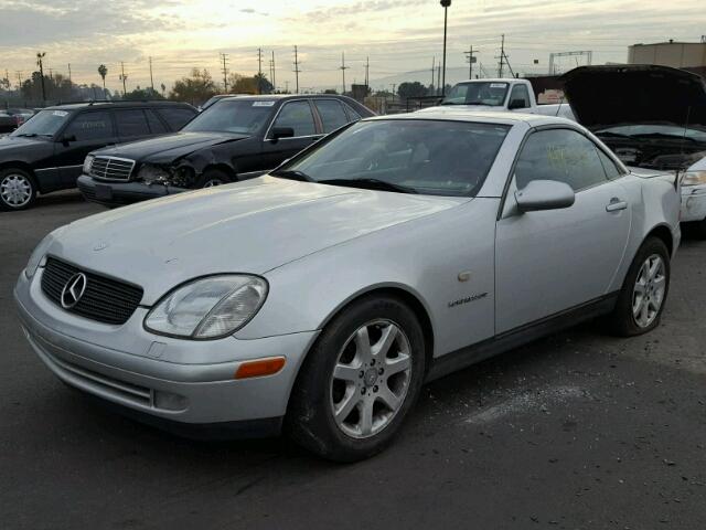 WDBKK47F2YF144239 - 2000 MERCEDES-BENZ SLK 230 KO SILVER photo 2