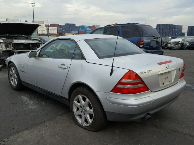 WDBKK47F2YF144239 - 2000 MERCEDES-BENZ SLK 230 KO SILVER photo 3