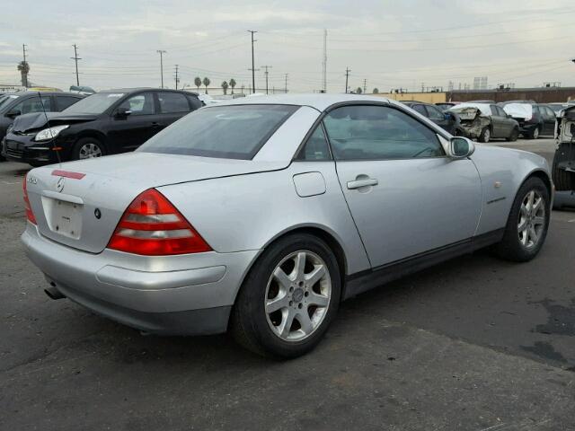 WDBKK47F2YF144239 - 2000 MERCEDES-BENZ SLK 230 KO SILVER photo 4