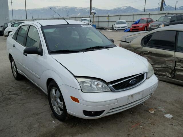 1FAHP34N57W160698 - 2007 FORD FOCUS ZX4 WHITE photo 1