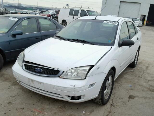 1FAHP34N57W160698 - 2007 FORD FOCUS ZX4 WHITE photo 2