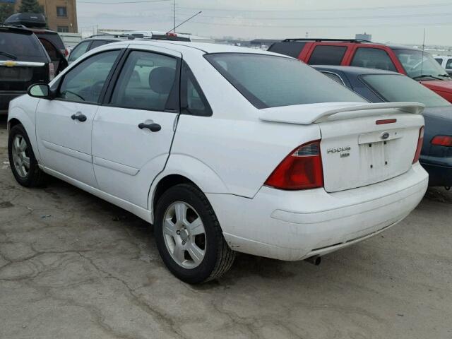 1FAHP34N57W160698 - 2007 FORD FOCUS ZX4 WHITE photo 3