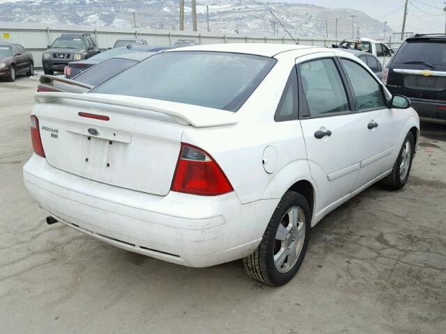 1FAHP34N57W160698 - 2007 FORD FOCUS ZX4 WHITE photo 4