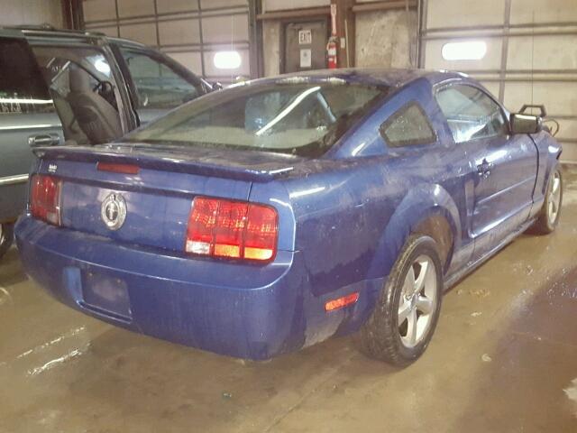 1ZVFT80N475332206 - 2007 FORD MUSTANG BLUE photo 4