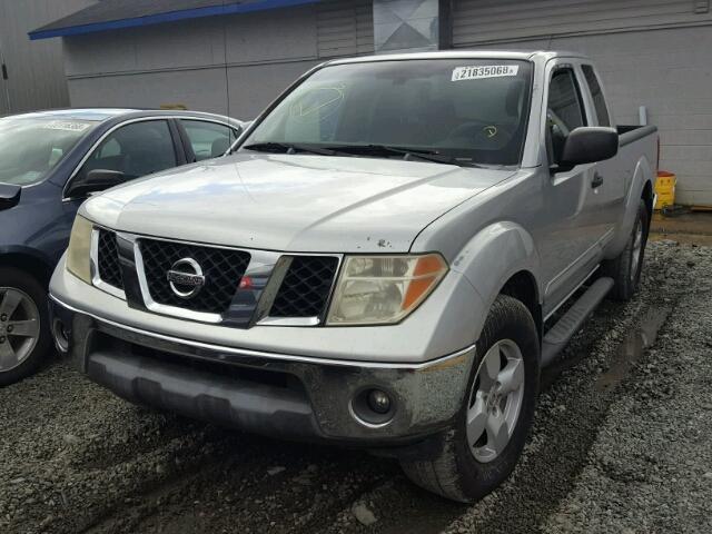 1N6AD06W35C402926 - 2005 NISSAN FRONTIER K SILVER photo 2