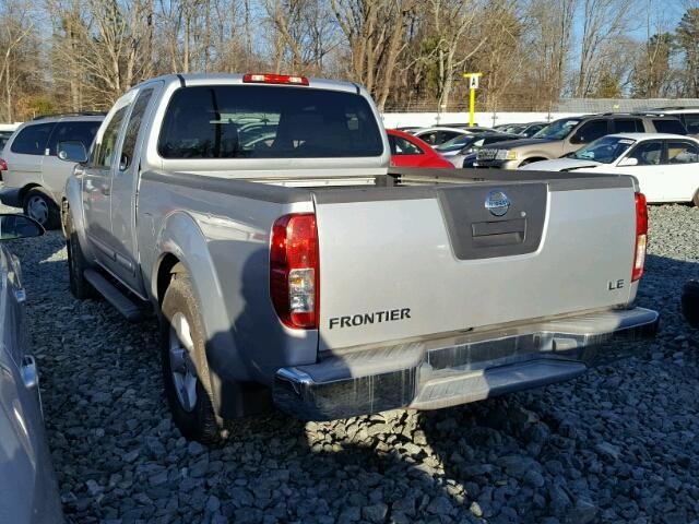 1N6AD06W35C402926 - 2005 NISSAN FRONTIER K SILVER photo 3