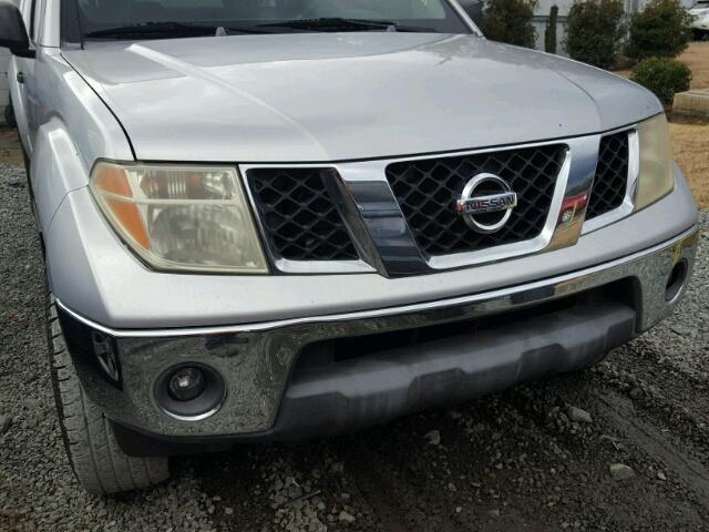 1N6AD06W35C402926 - 2005 NISSAN FRONTIER K SILVER photo 9