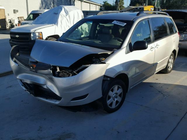 5TDZK23C07S000669 - 2007 TOYOTA SIENNA CE SILVER photo 2