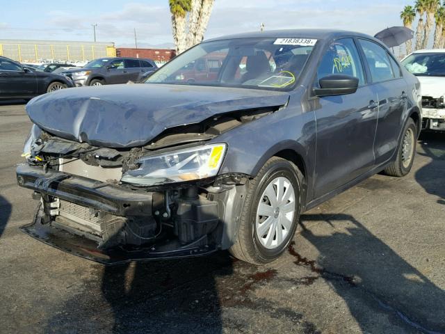 3VW2K7AJ1FM409257 - 2015 VOLKSWAGEN JETTA BASE ნაცრისფერი ფოტო 2