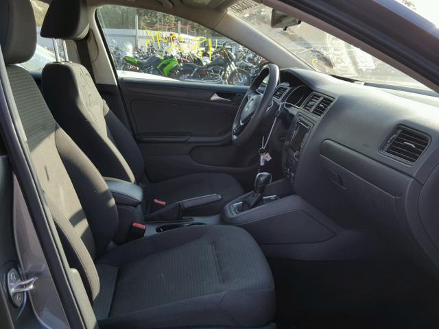 3VW2K7AJ1FM409257 - 2015 VOLKSWAGEN JETTA BASE ნაცრისფერი ფოტო 5