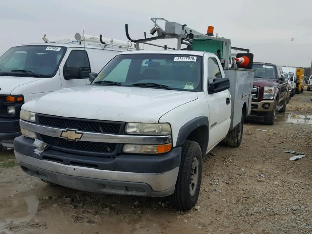 1GBHC24U22Z201923 - 2002 CHEVROLET SILVERADO WHITE photo 2