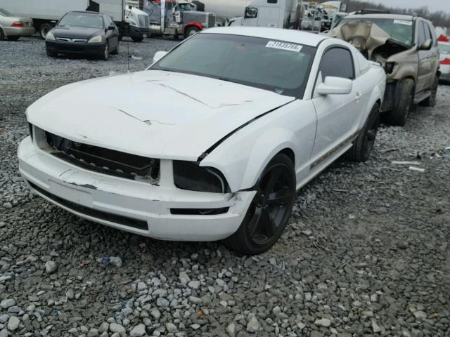 1ZVFT80N375239144 - 2007 FORD MUSTANG WHITE photo 2