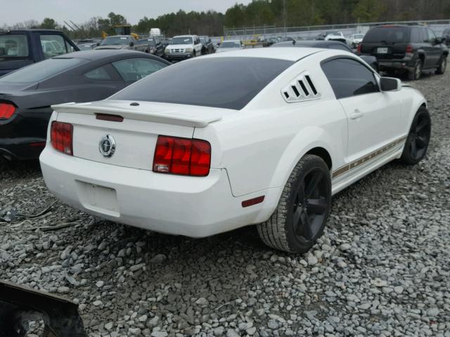 1ZVFT80N375239144 - 2007 FORD MUSTANG WHITE photo 4