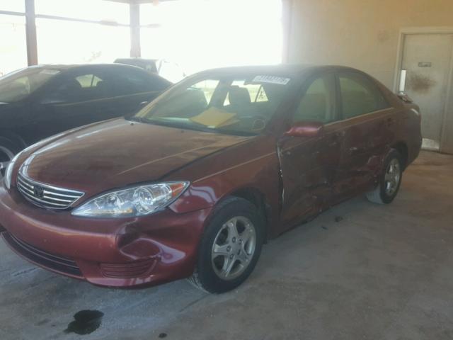 4T1BE32K55U072303 - 2005 TOYOTA CAMRY LE MAROON photo 2