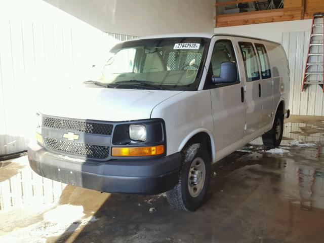 1GCWGFCA8E1117291 - 2014 CHEVROLET EXPRESS G2 WHITE photo 2