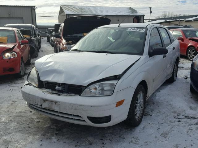 1FAFP34N47W279530 - 2007 FORD FOCUS ZX4 WHITE photo 2