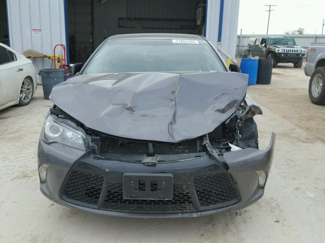 4T1BF1FKXHU669138 - 2017 TOYOTA CAMRY LE GRAY photo 9