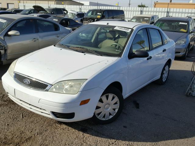 1FAFP34N95W122444 - 2005 FORD FOCUS ZX4 WHITE photo 2