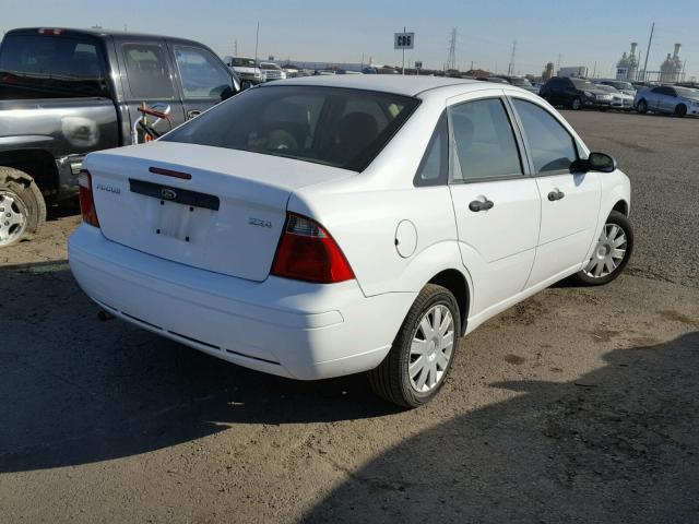 1FAFP34N95W122444 - 2005 FORD FOCUS ZX4 WHITE photo 4