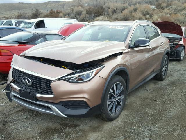 SJKCH5CR7JA050898 - 2018 INFINITI QX30 BASE GOLD photo 2