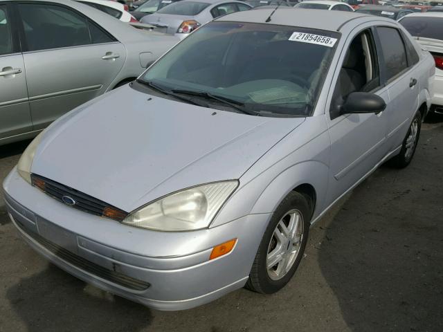 1FAFP34P0YW337524 - 2000 FORD FOCUS SE SILVER photo 2