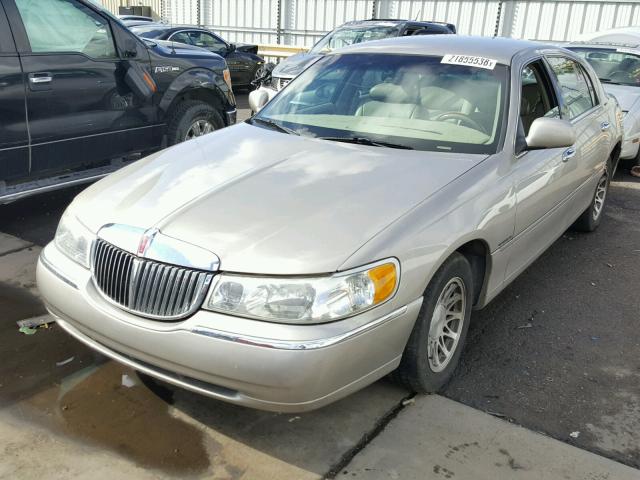 1LNHM82W1YY820989 - 2000 LINCOLN TOWN CAR S GOLD photo 2